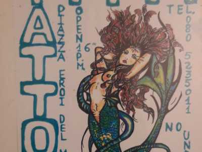 ...cos�, essendo un�artista, decisi di provare a coniugare i disegni sulla tela a quelli sul corpo. Iniziai a studiare e aprii il primo laboratorio in piazza Eroi del Mare, sul lungomare di Bari. Il logo del mio studio, che si chiamava �TittiTattoo�, era una sirena circondata da onde e delfini�